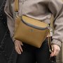 Crossbody-kabelka-ledvinka-tmava-kari-13_5c1614e0.jpg