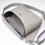 Crossbody_ledvinka_svetle_seda_04.jpg