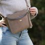 crossbody_kabelka_mocca_stredni-16