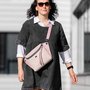 crossbody_kabelka_ruzova_stredni-09